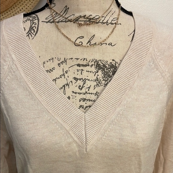 Banana Republic | NWT Women’s V Neck Cream Sweater Size Small - Picture 3 of 10
